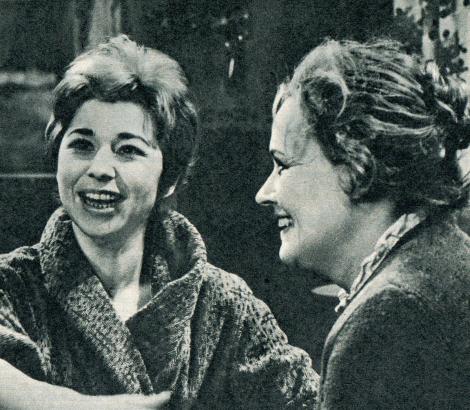 Foto: Waltraut Denger; “Funk und Fernsehen der DDR”, Nr. 27/1964, Seite 18; im Bild: Ruth-Maria Kemper und Manja Behrens