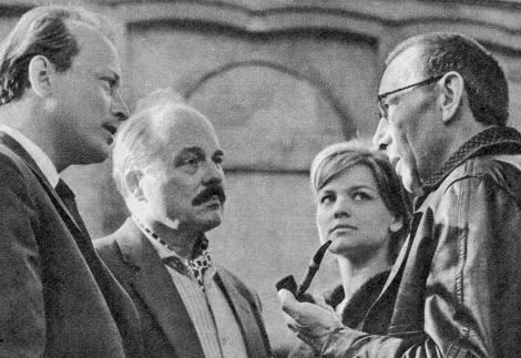 Foto: “Funk und Fernsehen der DDR”, Nr. 23/1963, Seite 15; im Bild von links: Werner Toelcke, Heinz Hinze, Eva-Maria Hagen und Werner Dissel.