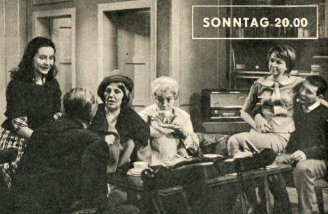 Foto: Waltraut Denger; “Funk und Fernsehen der DDR”, Nr. 34/1962, Seite14; im Bild von links nach rechts: Horst Preusker, Katharina Lind, Hortense Raky, Marga Legal, Sonja Hörbing und Heinz-Dieter Knaup