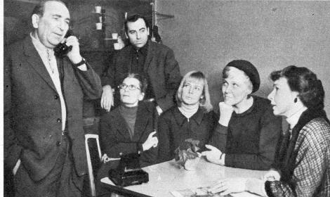 Foto: Waltraut Denger; “Funk und Fernsehen der DDR”, Nr. 2/1968, Seite 17; im Bild von links: Walter Richter-Reinick, Erika Grajena, Dietmar Richter-Reinick, Erika Müller-Fürstenau, Hanna Rieger und Ruth Kommerell.