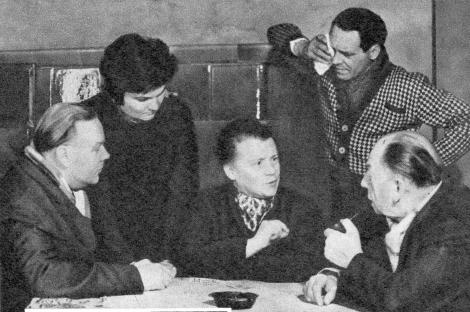 Foto: “Funk und Fernsehen der DDR”, Nr. 16/1964, Seite 14; in Bild von links: Hans-Jürgen Kruse, Helga Krull, Elli Jessen-Somann, Paul Martens und Hans Rogge.