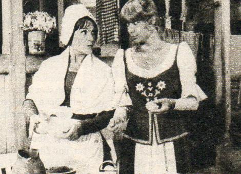 „FF dabei“, Nr. 40/1987, Seite 26, im Bild: Katja Ebstein als Eve und Gisela May als Marthe Rull